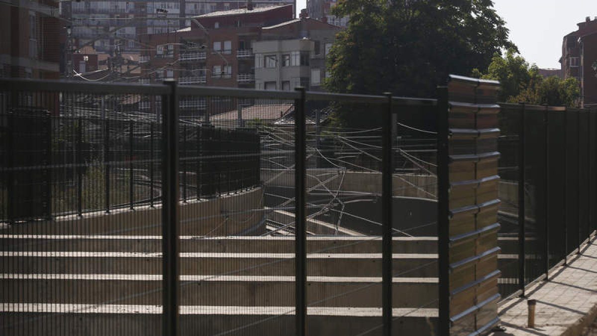 Salida del tren bajo losa en el límite de la Velasquita. FERNANDO OTERO