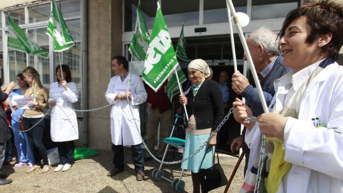 Las ocho enfermeras de los servicios sociales de León protestan en la residencia de Armunia.