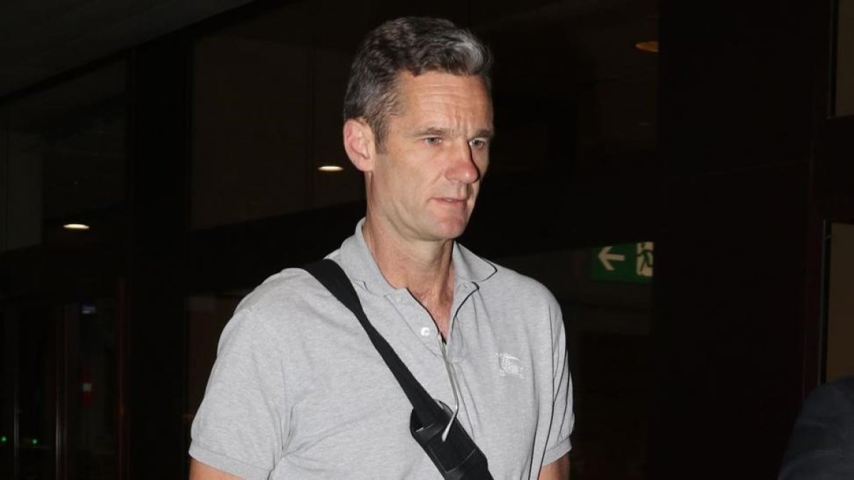 Iñaki Urdangarin a su llegada ayer por la noche al aeropuerto de Madrid.