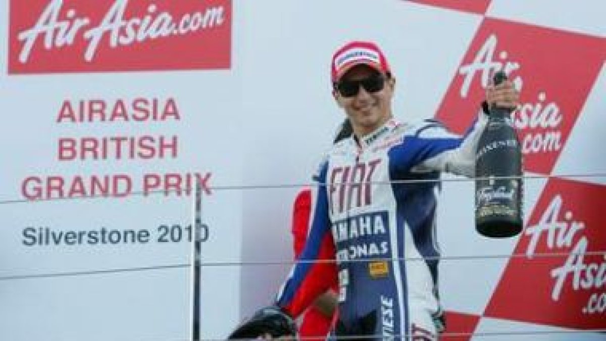 Lorenzo celebra en el podio su incontestable victoria en Silverstone.
