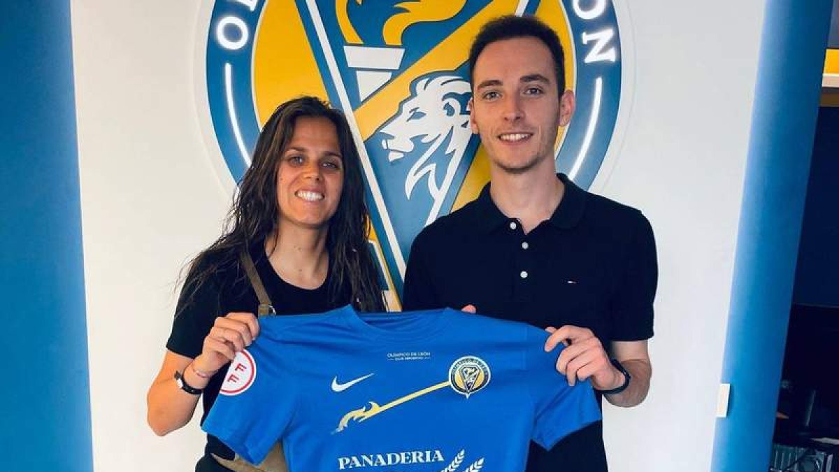 Yoli Chamorro, directora deportiva del Olímpico de León Femenino, oficializa la renovación de Vitolo. DL