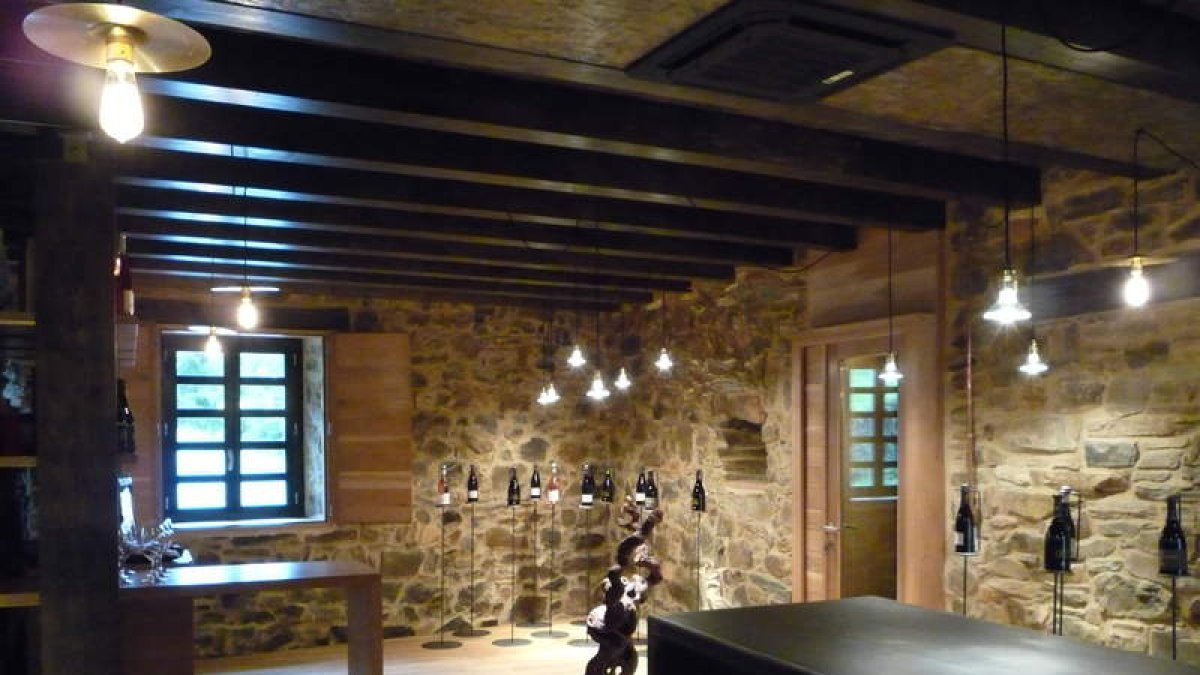 En la gran casona de piedra en la que realiza la crianza de sus vinos la bodega acaba de abrir nuevo un espacio enoturístico. B. FERNÁNDEZ
