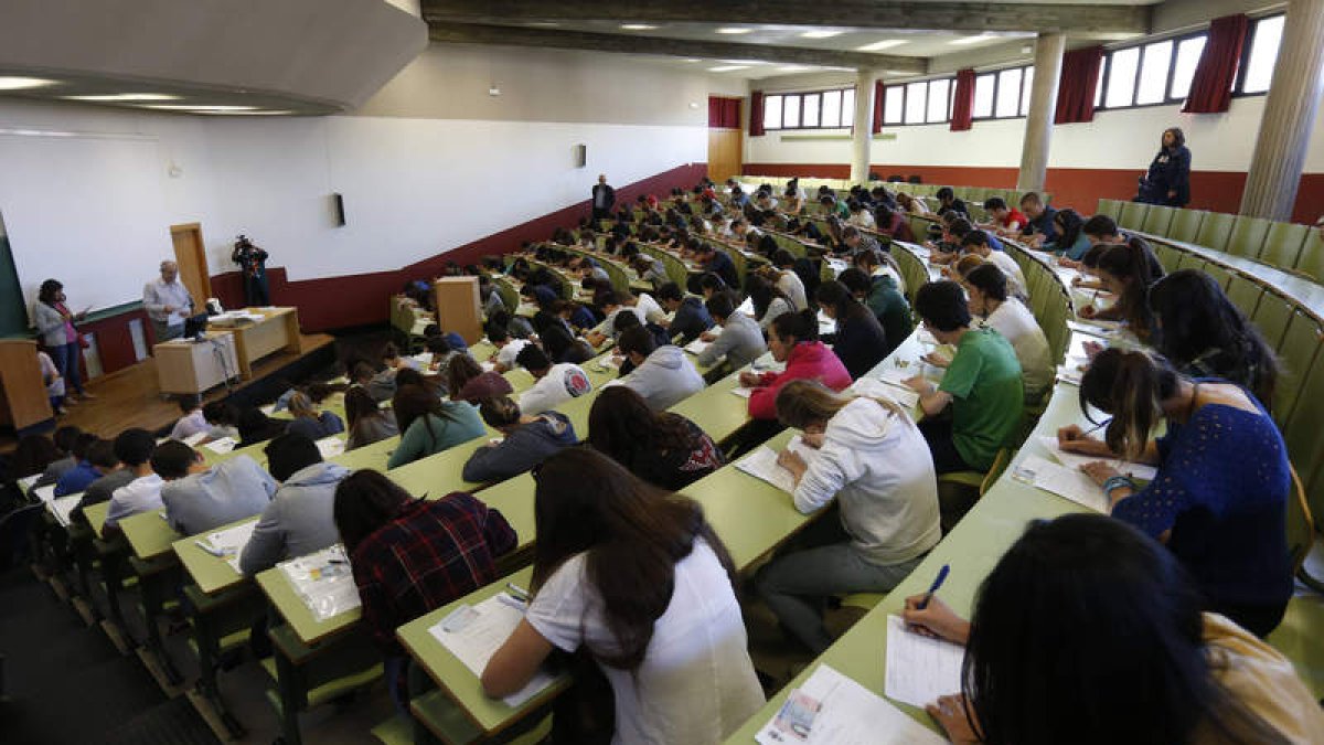 Alumnos de bachillerato de la provincia, en la prueba de la selectividad.
