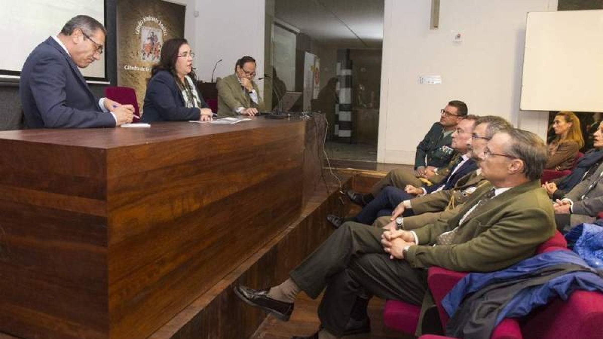 Nuria González Rabanal, ayer durante su intervención. FERNANDO OTERO