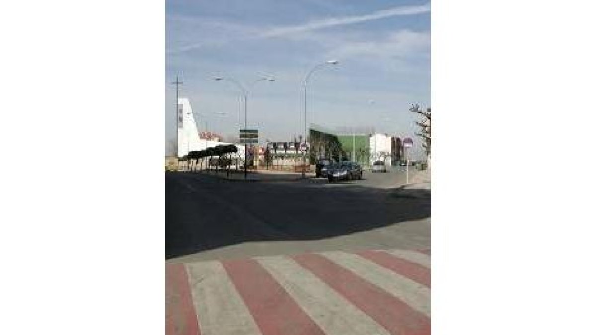 La entrada al aeropuerto y la base militar se reformará con una glorieta