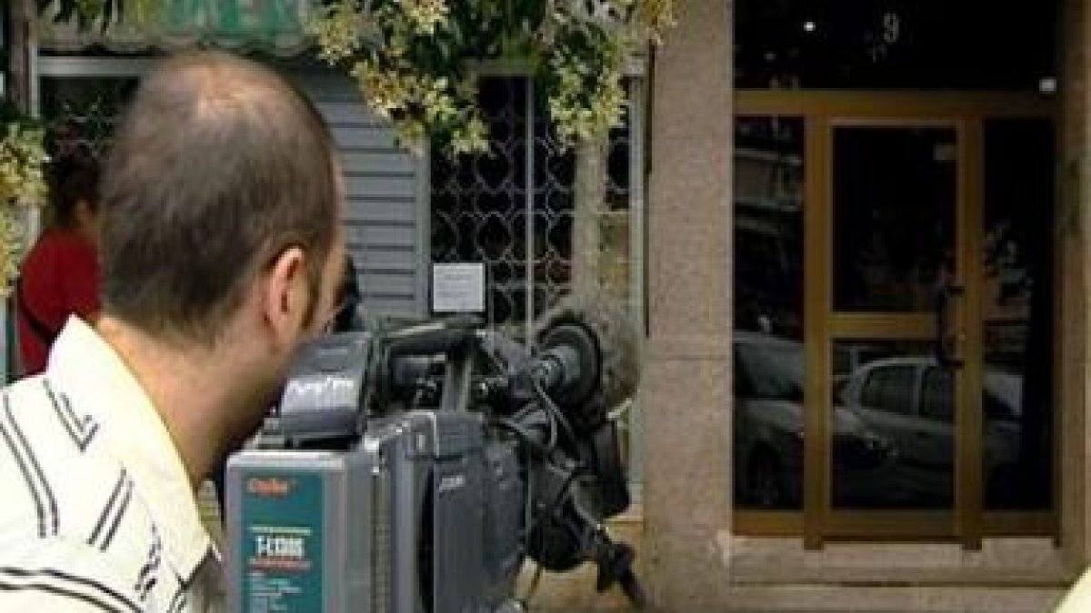 Un cámara graba el bloque donde la mujer de 29 años mató supuestamente a su padre.