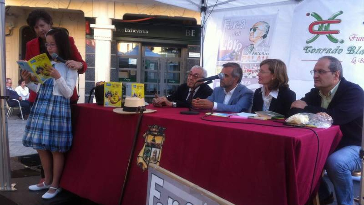 Una niña lee un poema durante la presentación de ‘Corazón de Sol’, de la colección Charín