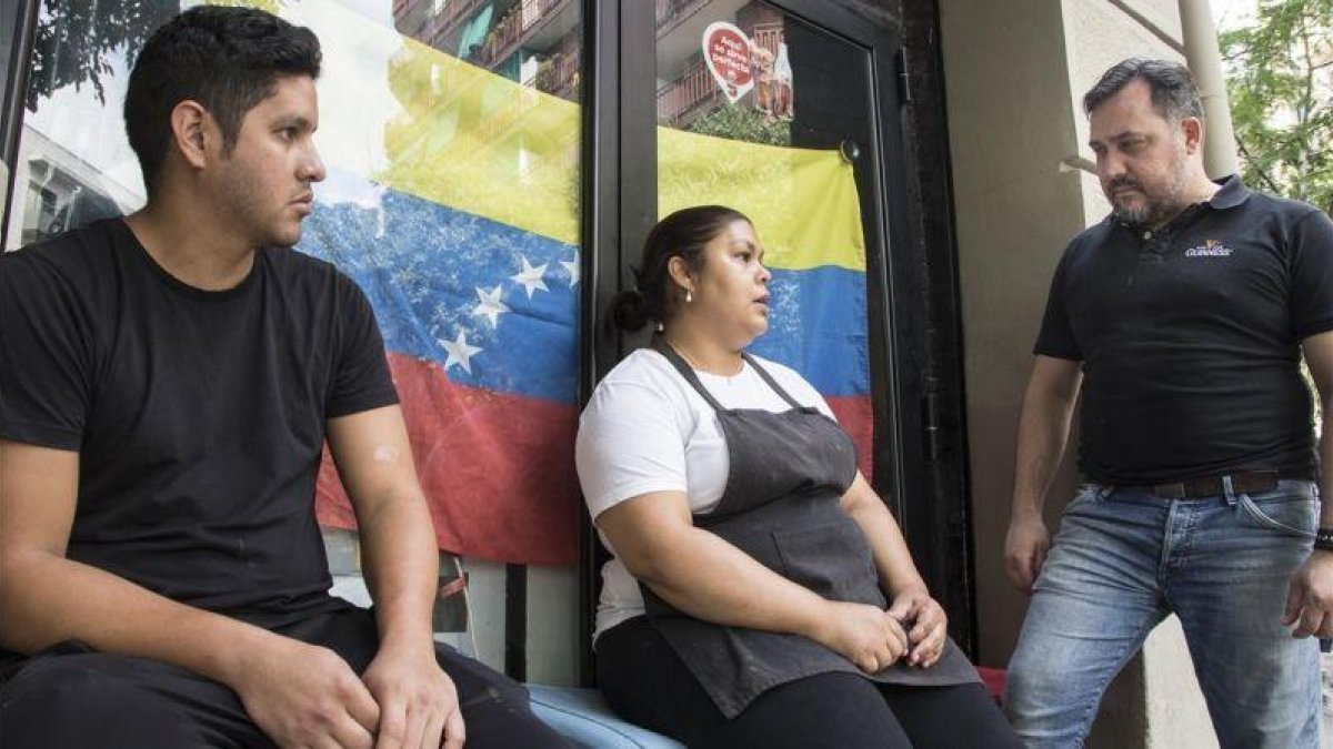 Nelson Rojas, Claudia Calderon y Luis Miguel Bucci (de izquierda a derecha). Venezolanos residentes en Barcelona.