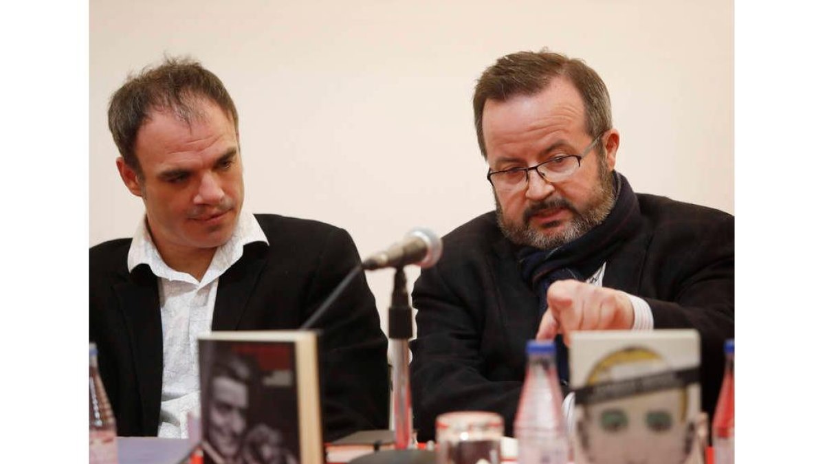 Javier Mendoza y Javier Huerta, ayer en Astorga. JESÚS F. SALVADORES