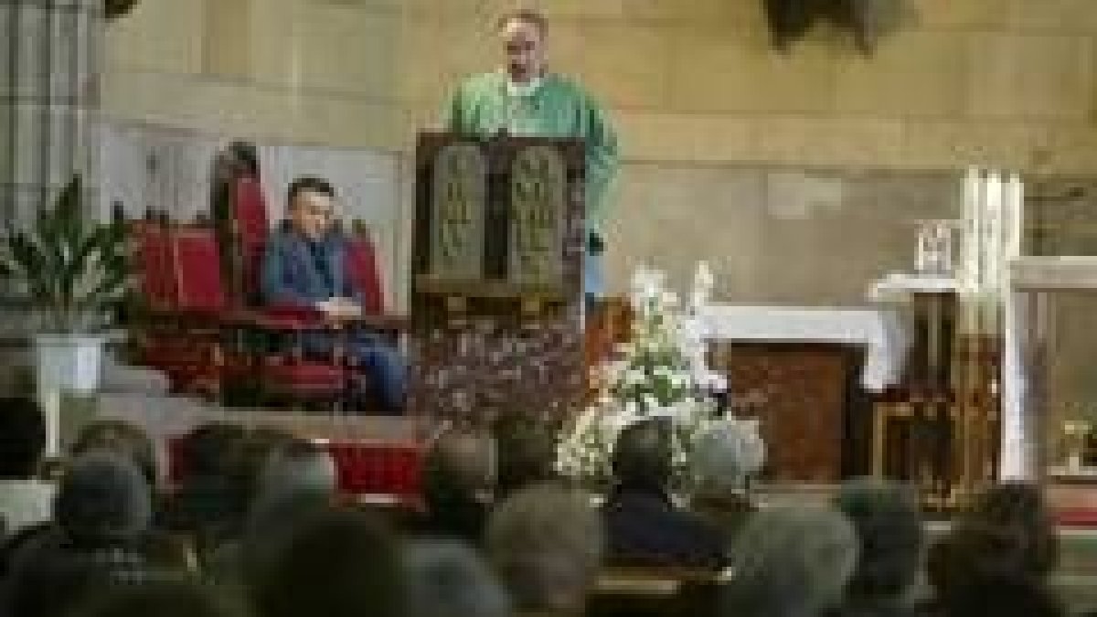 Misa de réquiem de difuntos en la Iglesia de San Juan y San Pedro de Renueva