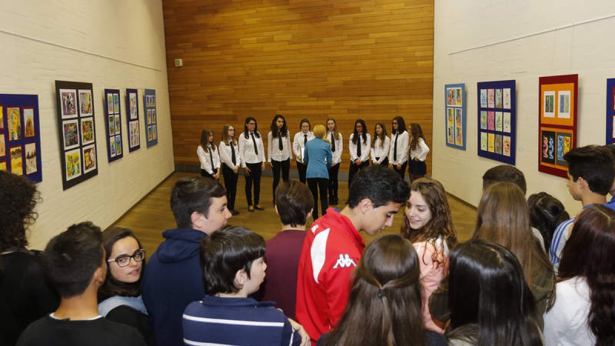 Estudiantes del instituto, ayer en el Auditorio. MARCIANO