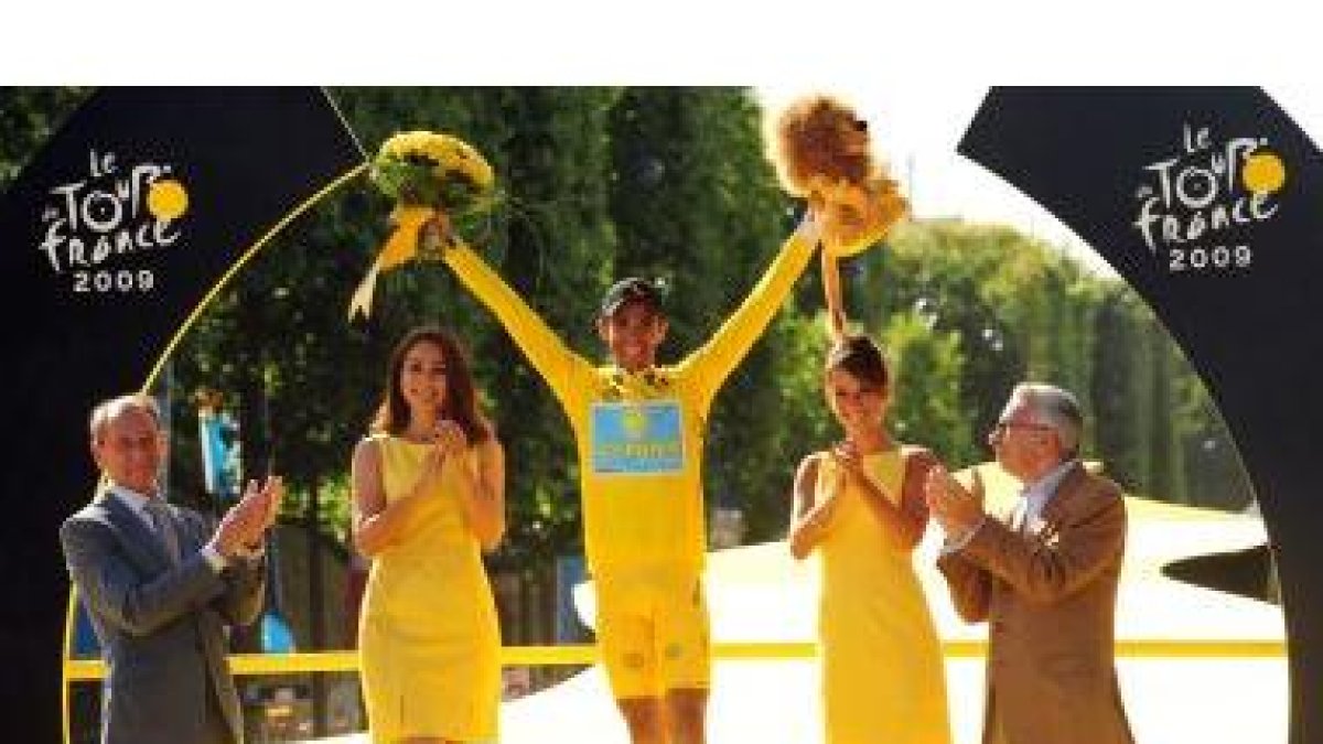 Alberto Contador celebra su victoria en el podio final de los Campos Elíseos.