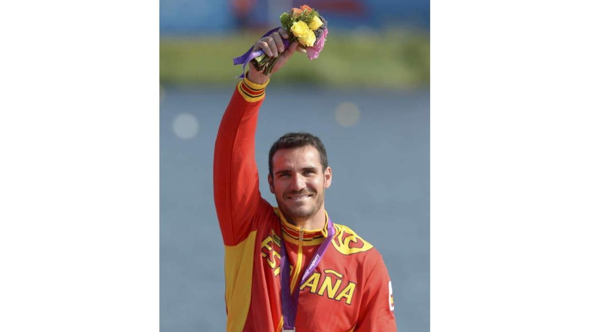 Craviotto posa con la medalla de plata en el lago de Eton Dorney.