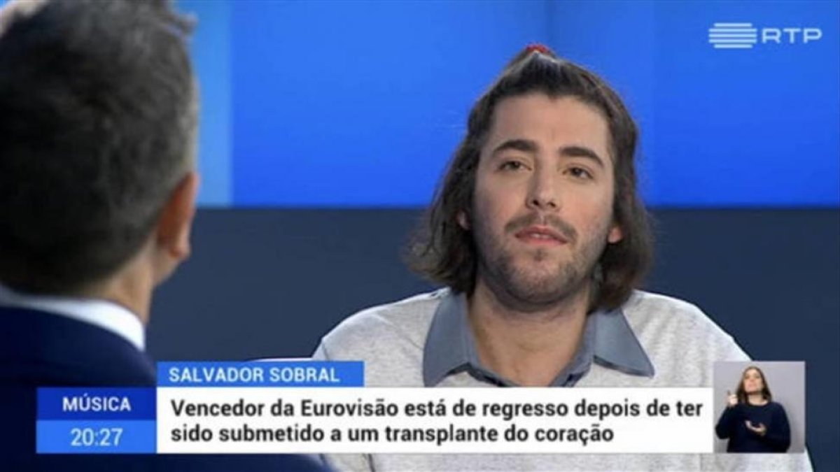 Salvador Sobral concede una entrevista televisiva en Portugal tras su trasplante de corazón.