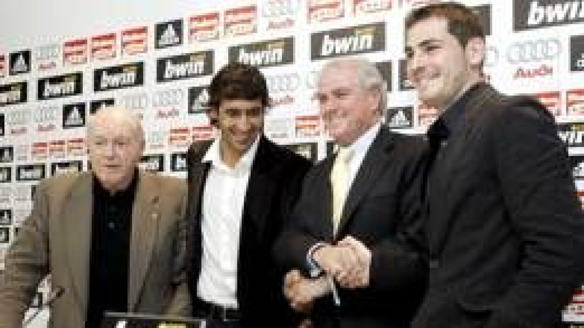 Alfredo di Stéfano, Raúl, Ramón Calderón y Casillas se estrechan ayer la mano
