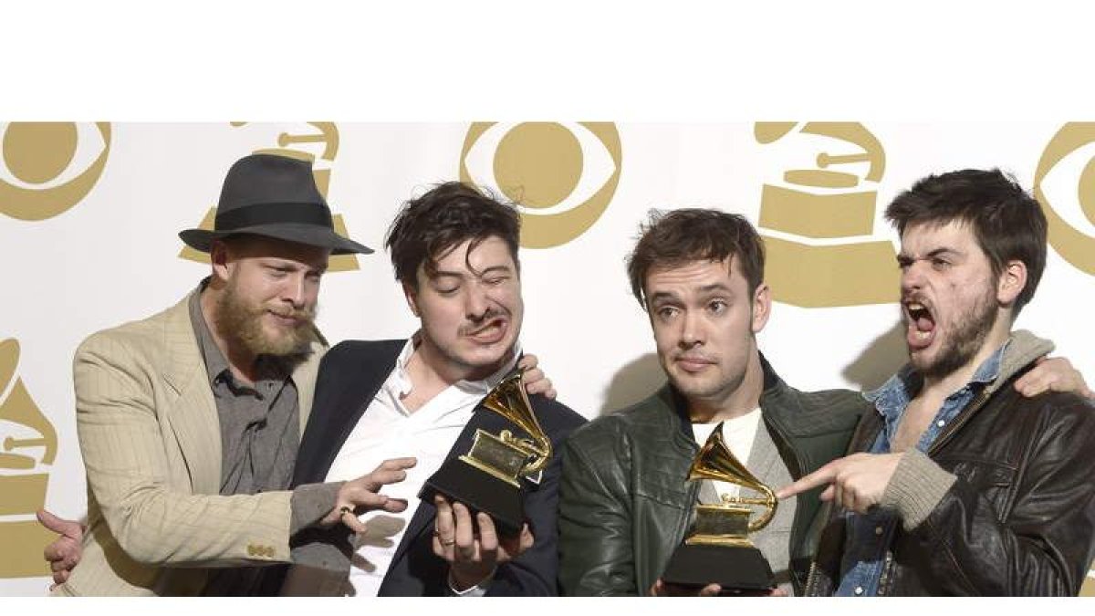 Imagen de los integrantes de la banda Mumford & Sons, ayer tras la gala de los premios Grammy.