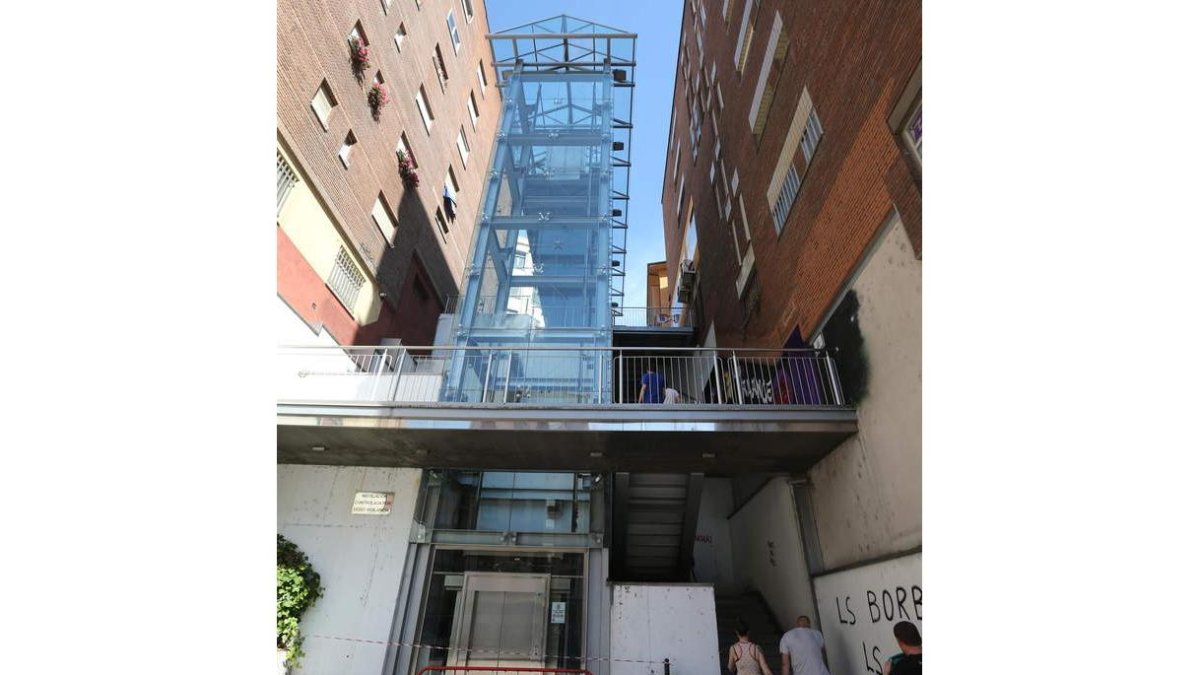 La avería obliga a los peatones a usar las escaleras. L. D. M.