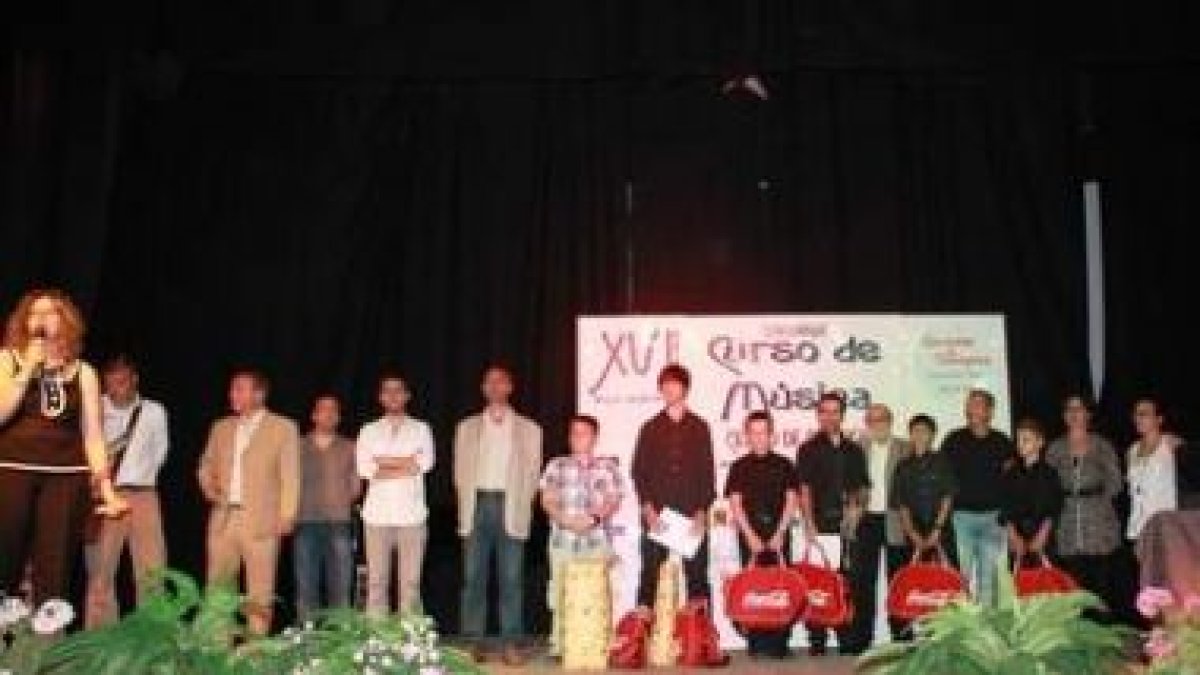 Los premiados, con el alcalde y los miembros del jurado.