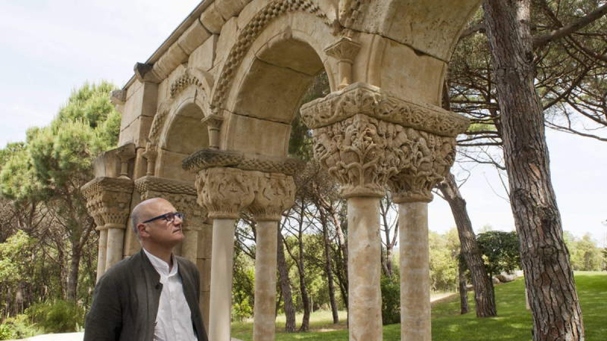 Gerardo Boto recorre las galerías claustrales de Palamós en una imagen de archivo.