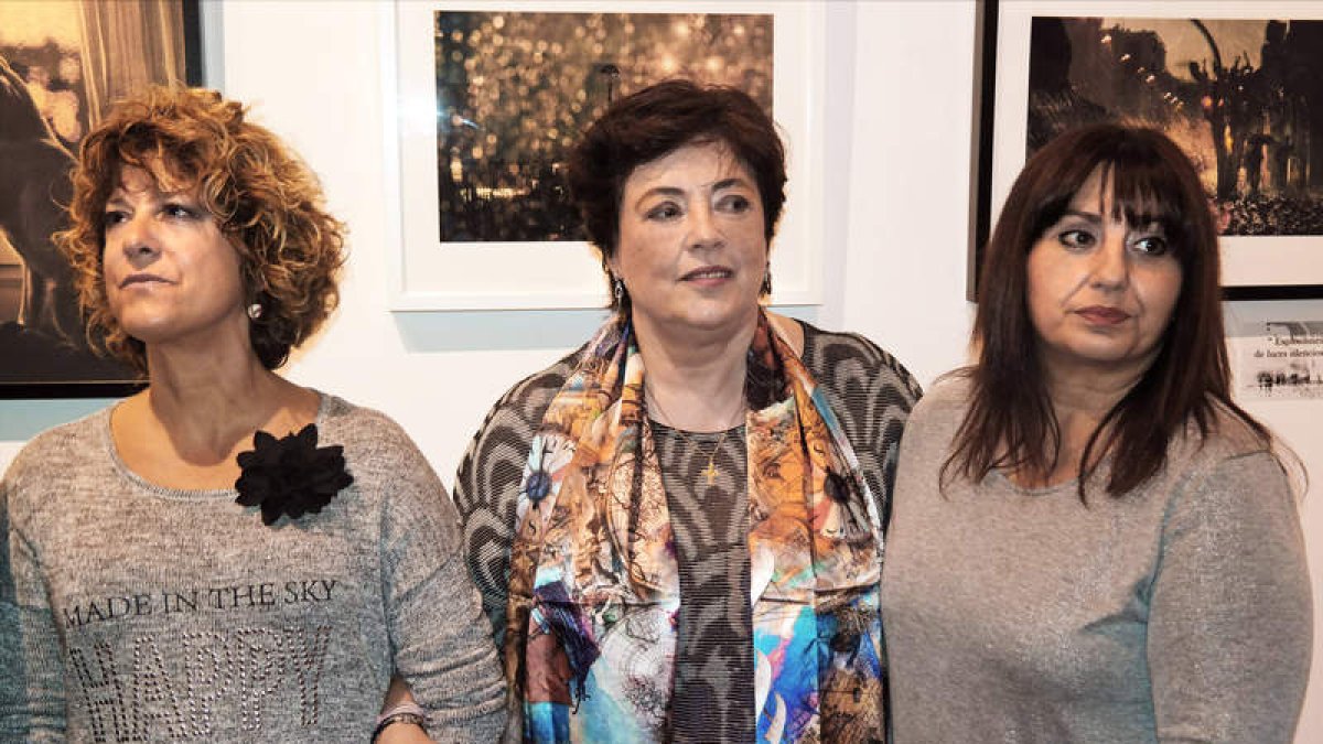 Las tres fotógrafas que participan en la exposición ‘Hidronyum’. CUEVAS