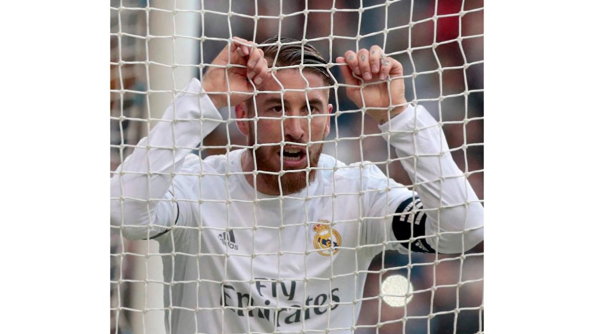 El gesto de Ramos refleja lo estéril que resultó la victoria del conjunto merengue en el estadio de Riazor. LAVANDEIRA