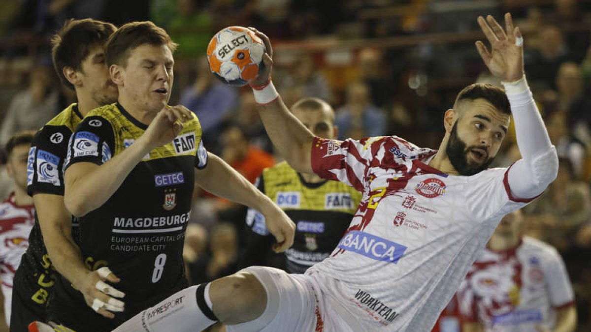 Rubén Marchán en el encuentro de la pasada Liga Europa frente al Magdeburgo. JESÚS F. SALVADORES