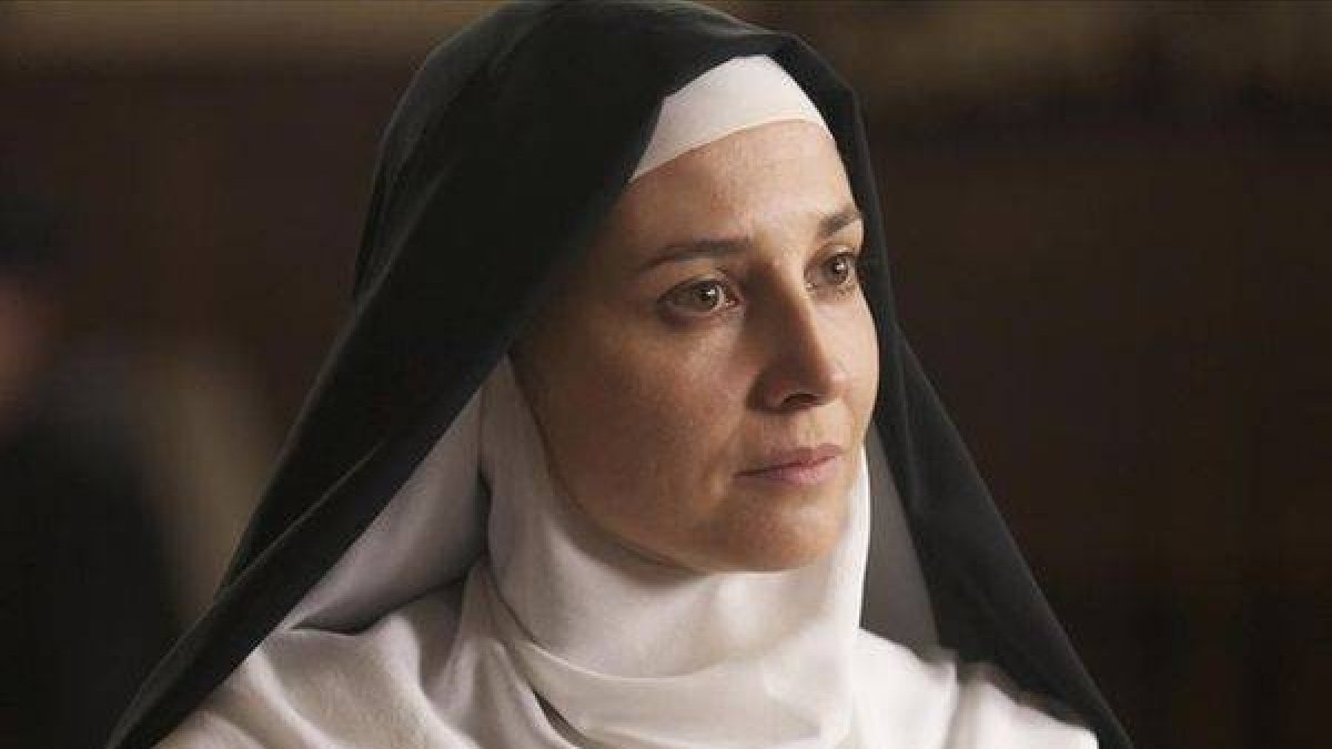 La actriz Marian Álvarez, caracterizada como Teresa de Jesús, en el telefilme 'Teresa'.