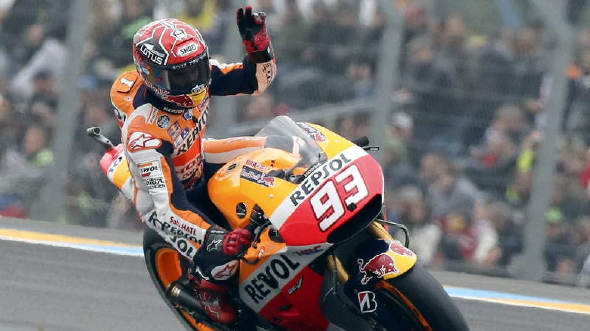 Marc Márquez hace la señal de la victoria tras marcar el mejor tiempo en los entrenamientos.