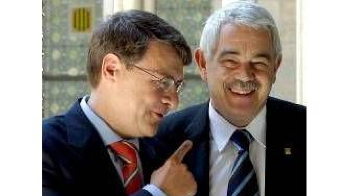 Sevilla y Maragall posan antes de la reunión