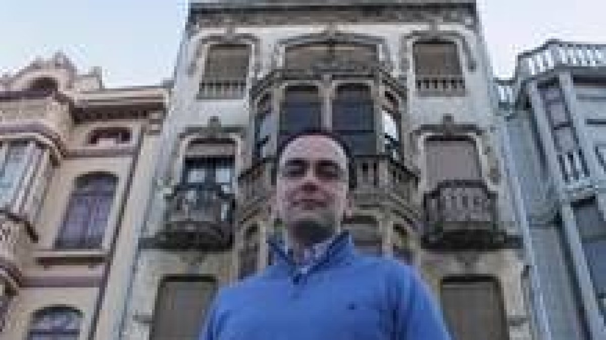 Roberto Martínez del Río, autor del proyecto de museo, visitó La Bañeza esta Semana Santa