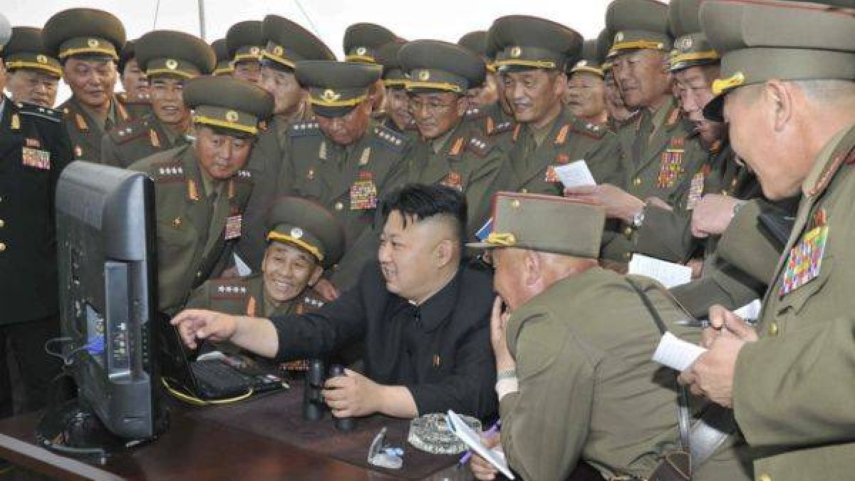 Kim Jong-un observa una pantalla de ordenador rodeado de militares, el pasado abril.