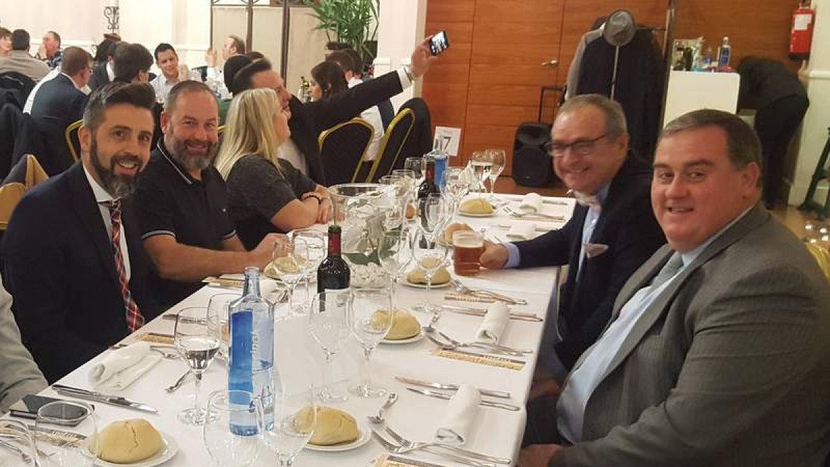 Jugadores, directivos, patrocinadores y demás integrantes de la familia del Agustinos acudieron a la cena. DL
