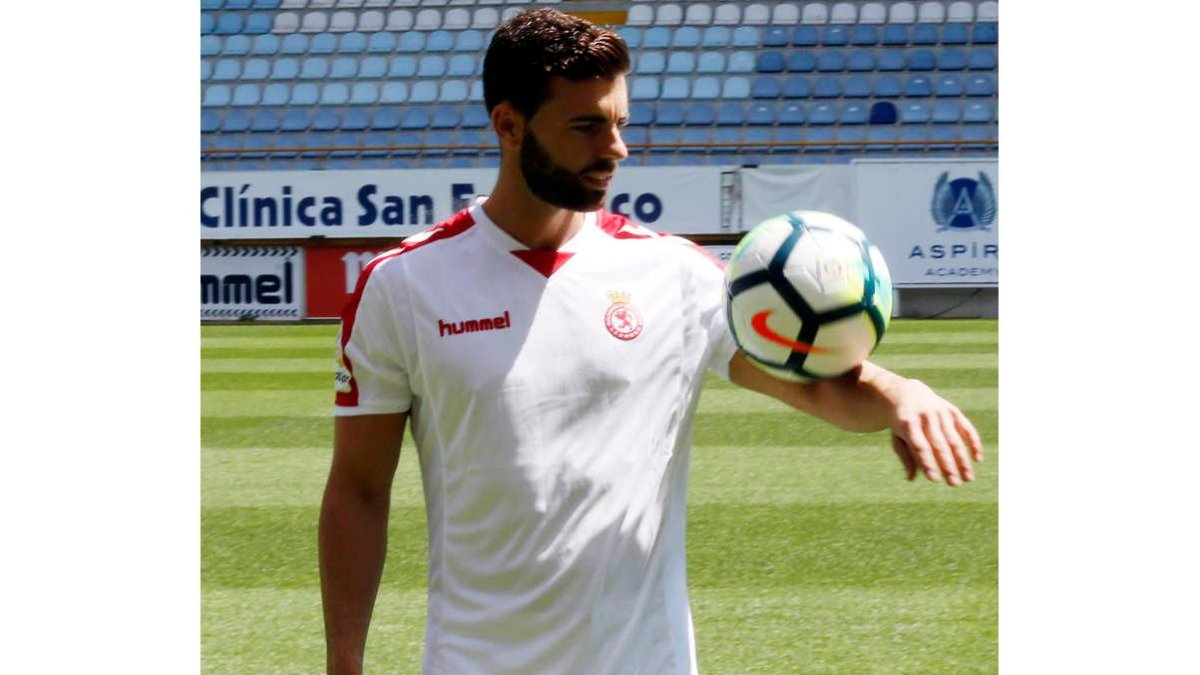 El delantero Rodri Ríos, en el césped del Reino tras ser presentado como nuevo futbolista de la Cultural. MARCIANO