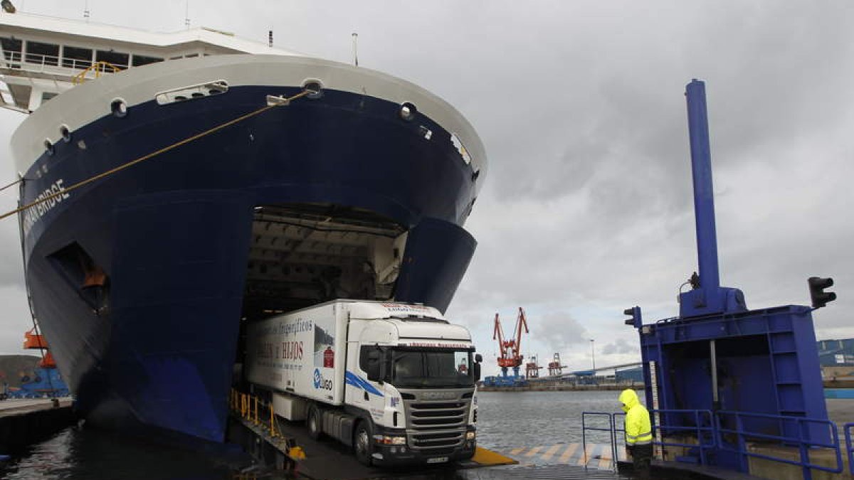 El buque Norman Asturias realiza el trayecto Gijón-Nantes tres veces por semana y aumentó el tráfico de camiones con mercancías un 35% desde su apertura.