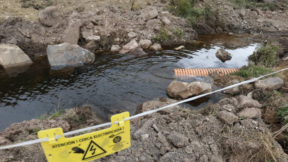 Arroyos y fuentes de la vertiente leonesa sufren las consecuencias de las obras en la Variante. JESÚS F. SALVADORES