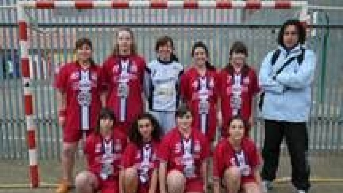 Formación de uno de los equipos femeninos del colegio Marista San José
