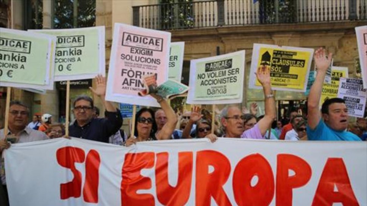 Concentración de afectados por las cláusulas suelo y preferentes, en el paseo de Gracia, en junio del 2013.