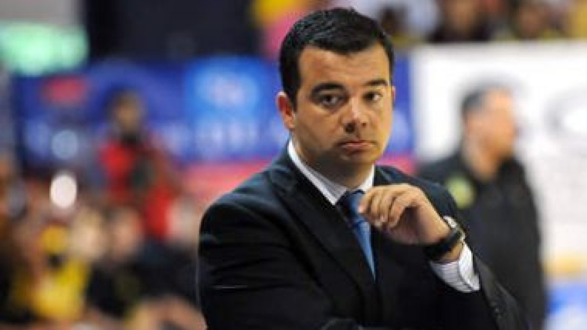 El técnico Javier de Grado cumplirá su cuarta campaña en el banquillo de Baloncesto León.