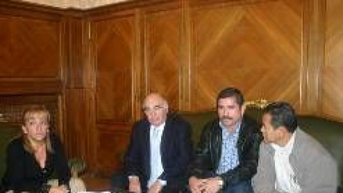 Isabel Carrasco, con los representantes de El Salvador