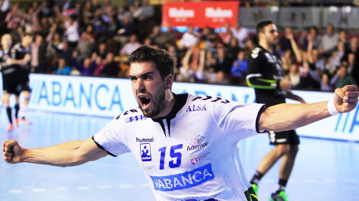 Juanjo Fernández celebra un gol suyo al Valladolid en el último derbi disputado en el Palacio . SECUNDINO PÉREZ