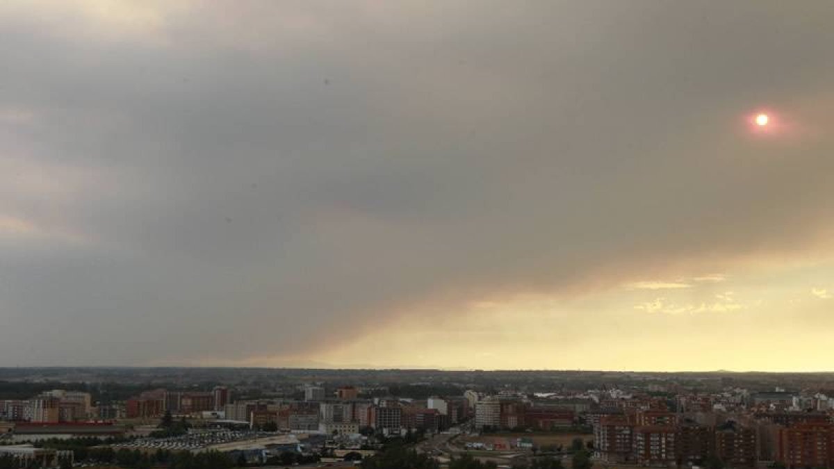 El humo del incendio, ayer, sobre la capital leonesa.