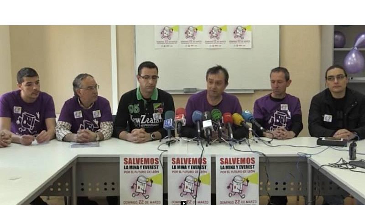 Representantes de los comités de empresa de Everest y de la Vasco, hoy.