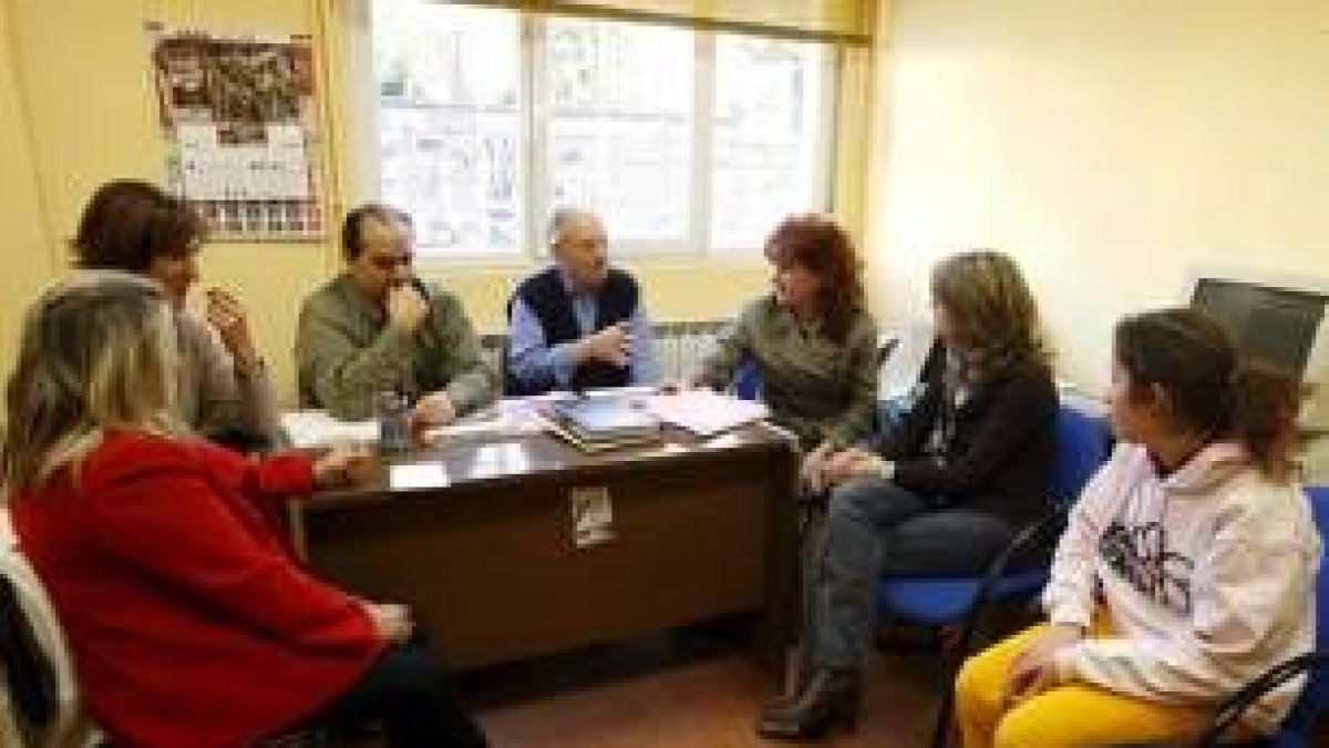 Los concejales y los representantes de la asociación se reunieron en el Ceas González de Lama