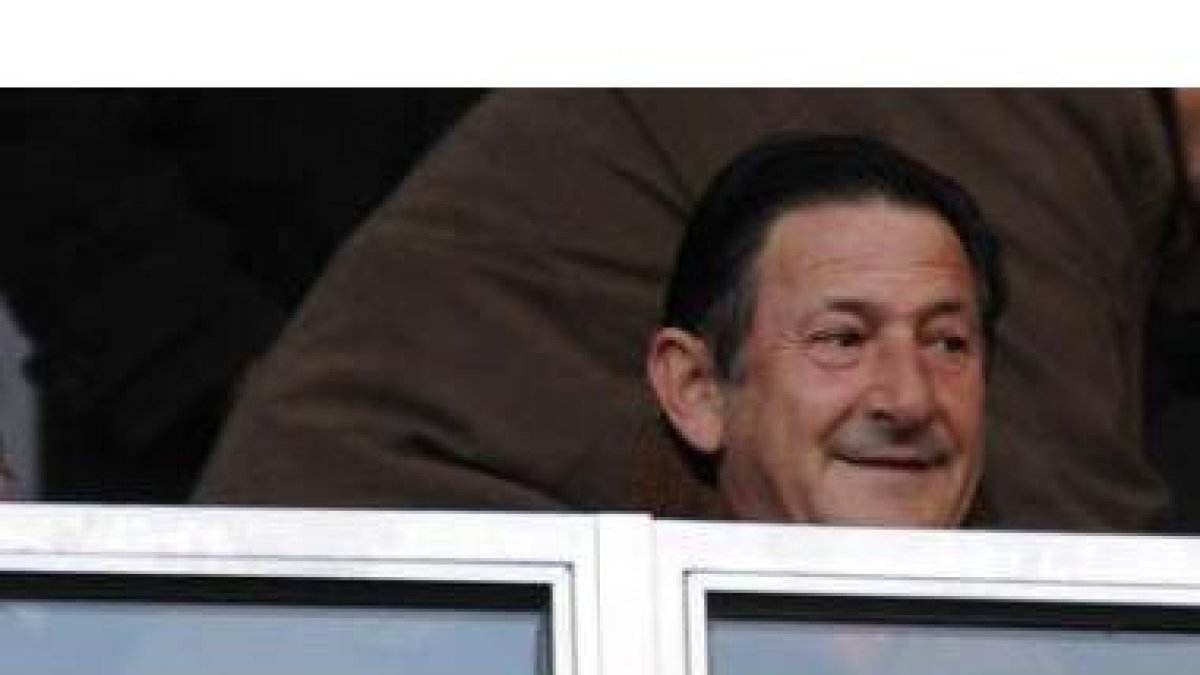 El presidente de la Cultural Carlos Emperador en el palco del estadio Reino de León.