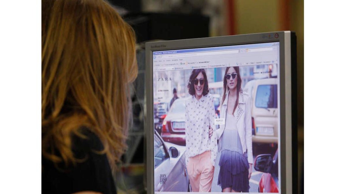 Una mujer visita una página de compra ‘online’, una forma de encontrar las mejores ofertas.