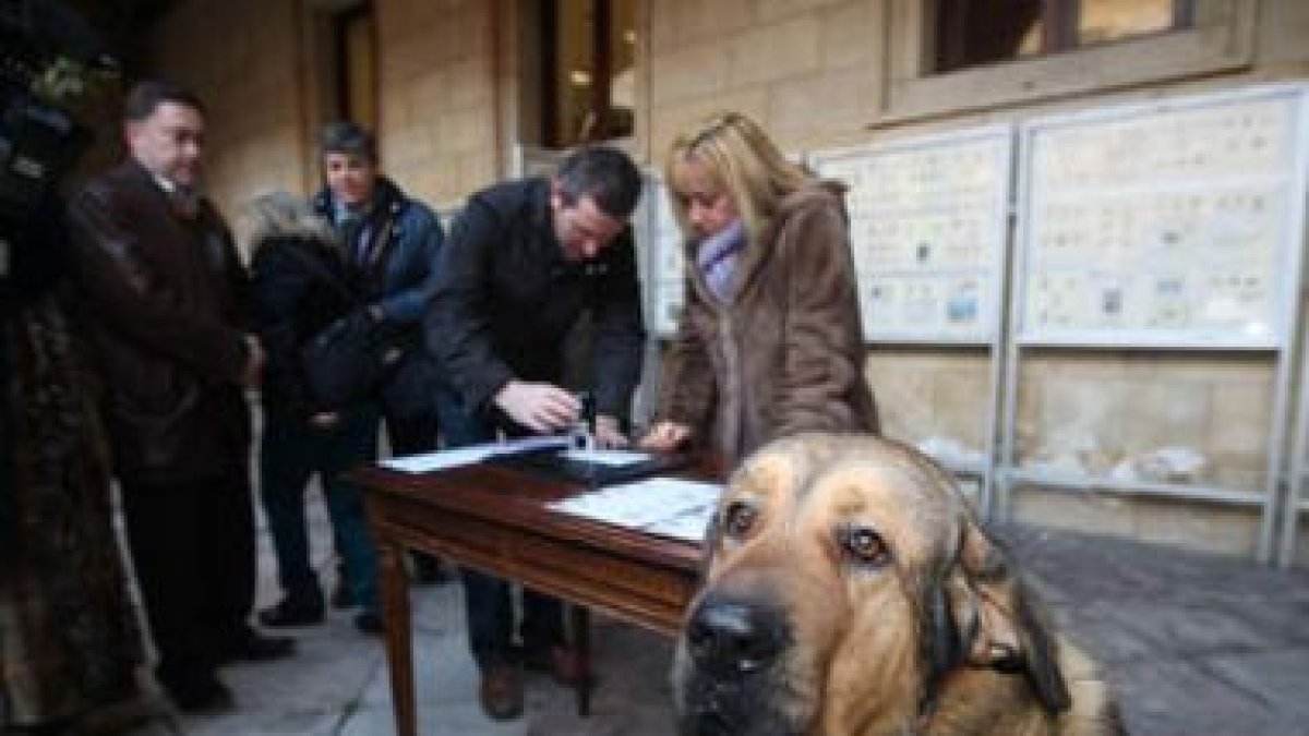 Carrasco y el propietario de la colección filatélica canina estrenan el matasellos ante un ejemplar