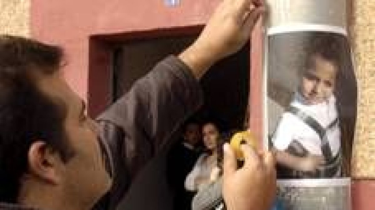 Familiares y amigos colocaron ayer carteles con sus nombres