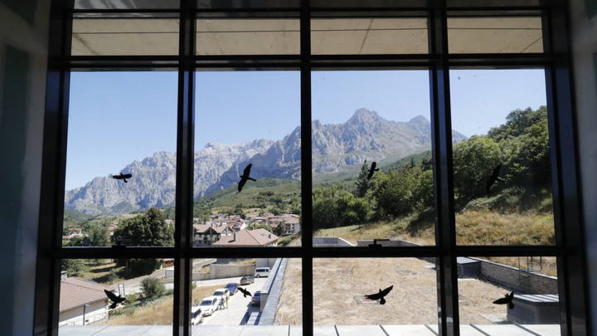 Vista de Picos de Europa desde el aula de Posada de Valdeón. RAMIRO