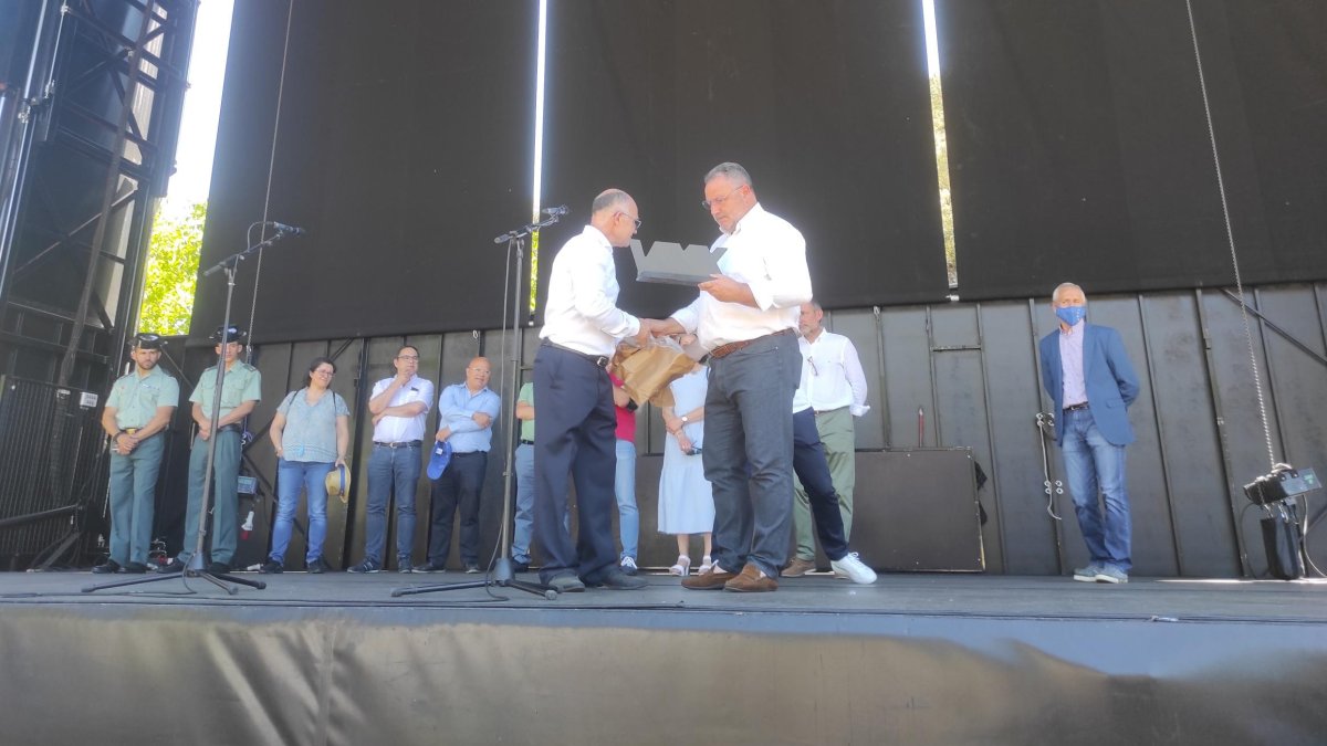 Eduardo Morán, anunciando las mejoras de comunicación de la Cabrera. DL