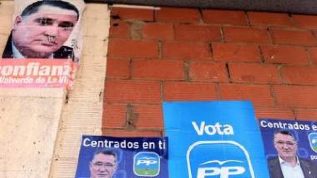 Carteles electorales de David Fernández en 2007 junto a los de la actual candidatura del PP.